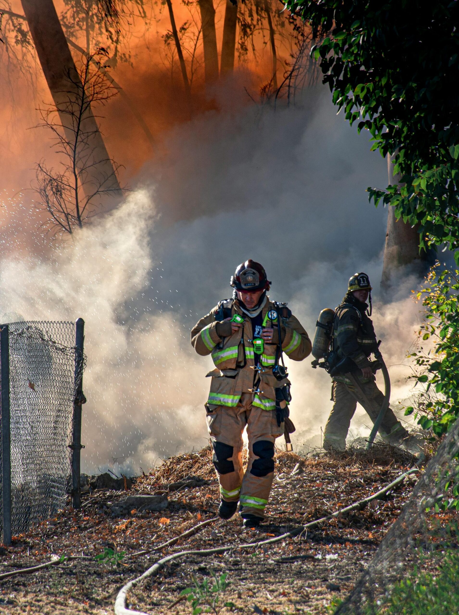 bomberos combatiendo el fuego en zona residencial