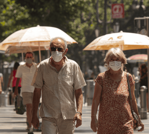 Un episodio de calor excepcional desde mayo a julio de 2025 provocó 1.180 muertes, un 1.035 % más que en 2024. La temperatura media de junio fue de 23,6 ºC, superando récords anteriores. Galicia, La Rioja, Asturias y Cantabria fueron las comunidades más afectadas. El 59,24 % de los fallecidos eran mujeres mayores de 65 años. Se notificaron diez muertes por golpes de calor desde mayo.